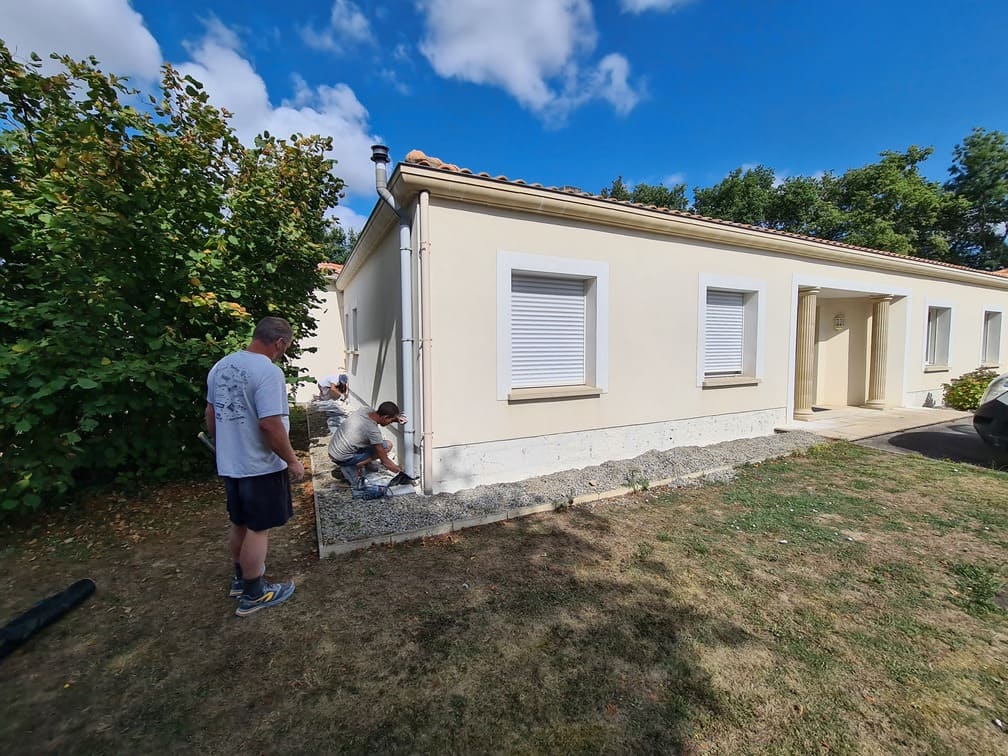 Bas de mur humide : causes, risques et solutions durables