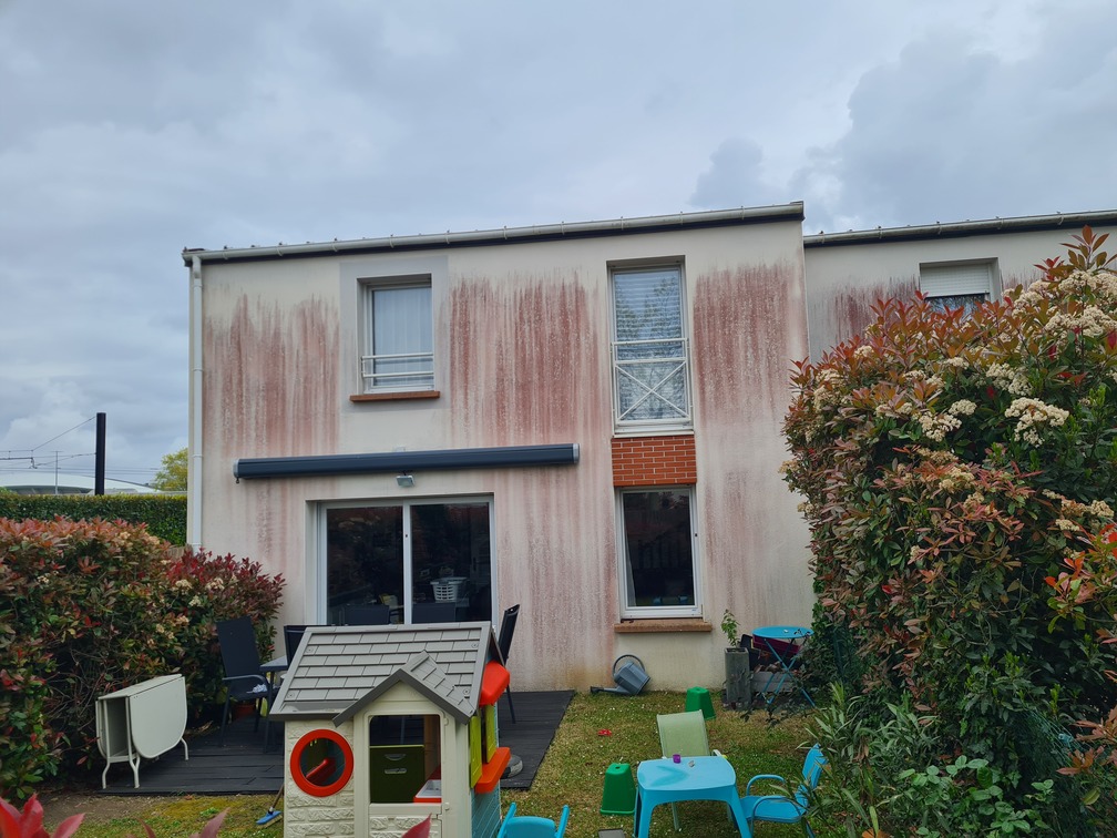 Comment traiter durablement les traces rouges et microfissures sur façades ?