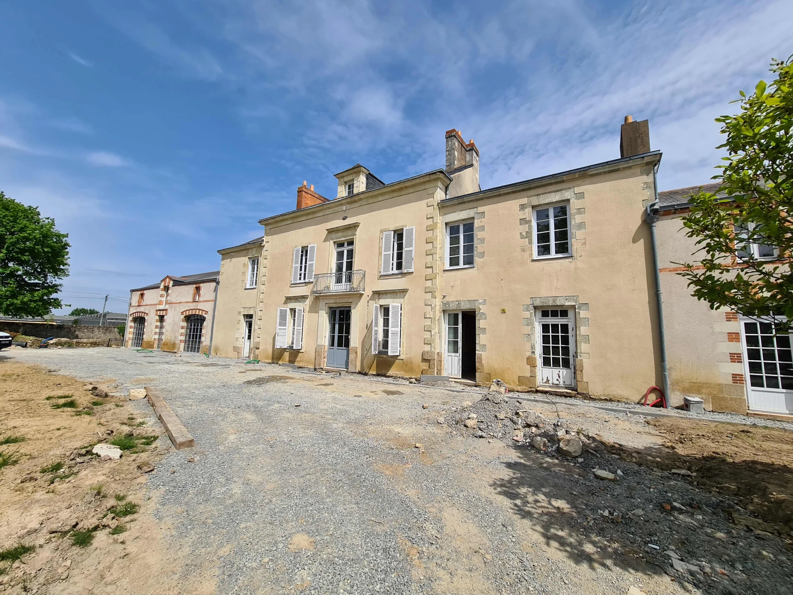 Nettoyage d’un petit château près de Nantes : comprendre et entretenir des enduits anciens