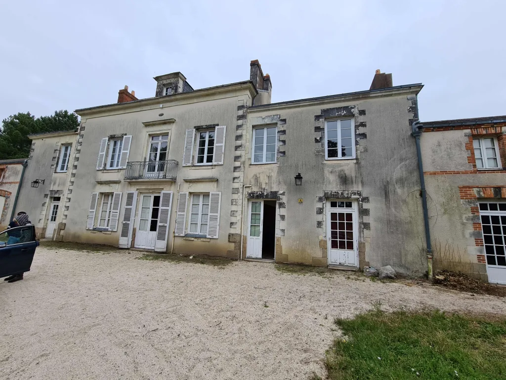 Nettoyage d’un petit château près de Nantes : comprendre et entretenir des enduits anciens