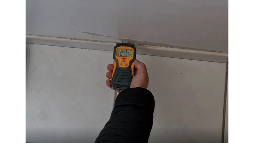 L’humidité remonte alors dans les parpaings, qui agissent comme une éponge. Les matériaux de construction se chargent en eau et les premiers signes apparaissent.